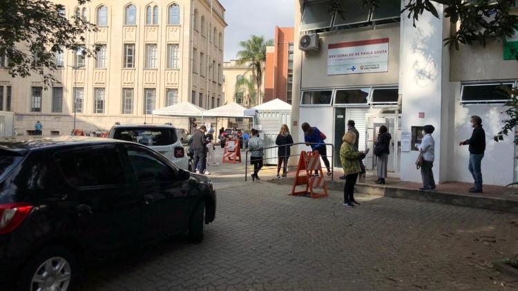 Fila de carros e pessoas na UBS Geraldo de Paula Souza - Lucas Borges Teixeira/UOL - Lucas Borges Teixeira/UOL