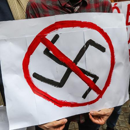 Manifestante exibe cartaz contra o nazismo em imagem de arquivo da Polônia - Getty Images