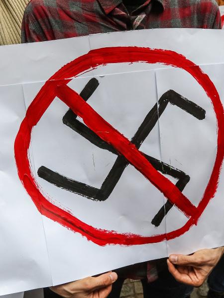 Manifestante exibe cartaz contra o nazismo em imagem de arquivo da Polônia
