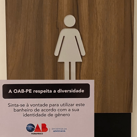 Placas nos banheiros da sede da OAB-PE para atender ao público transgênero. - Reprodução
