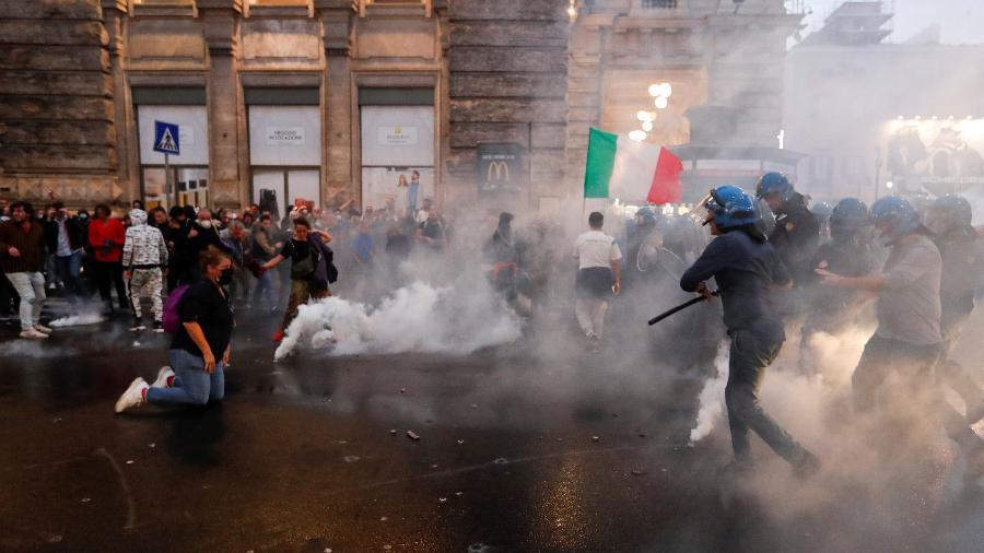 9.out.2021 - Manifestantes entram em confronto com policiais durante protesto contra o "Green Pass" perto do Palácio Chigi em Roma - REMO CASILLI/REUTERS