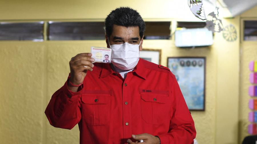 21.nov.2021 - Nicolas Maduro mostra seu documento após votar durante as eleições regionais na Venezuela - Yuri Cortez/AFP