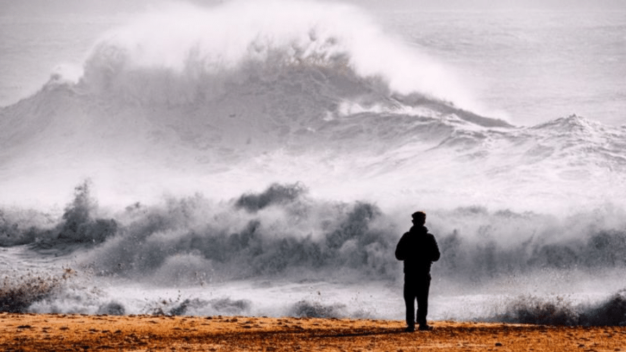 Os pescadores --e moradores -- de Nazaré se acostumaram às ondas com mais de 30 metros de altura - GETTY IMAGES