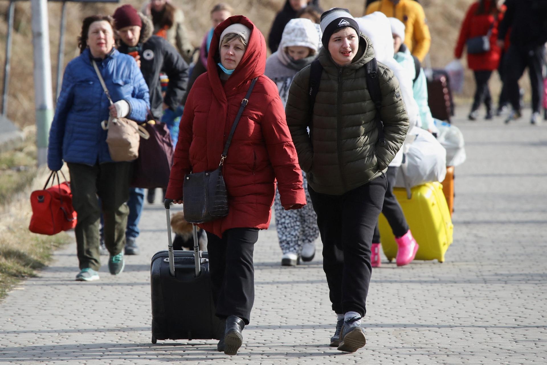 25.fev.2022 - Pessoas chegam à fronteira entre a Polônia e a Ucrânia, no vilarejo de Medyka, depois que a Rússia lançou uma operação militar maciça contra a Ucrânia - Kacper Pempel/Reuters