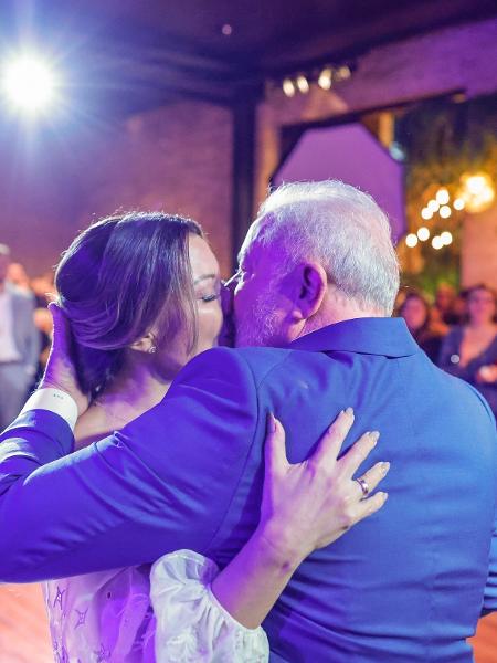 Lula e Janja se beijam na pista de dança durante a festa de casamento, em São Paulo - Ricardo Stuckert