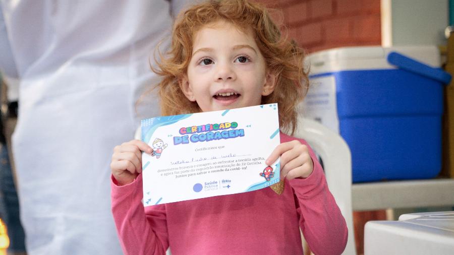 15.jul.22 - Natalia ganha certificado de coragem após tomar vacina contra covid-19 no Rio de Janeiro - Secretaria de Saúde do Rio/Divulgação