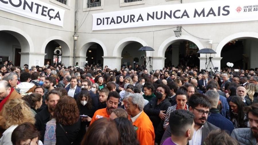 Pessoas no lado externo da Faculdade de Direito da USP, no centro de São Paulo, onde foi lido manifesto organizado pela Fiesp para leitura de carta em defesa da democracia - Simon Plestenjak/UOL