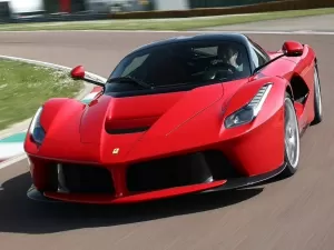 Ferrari ataca 400 mil 'fakes' e destrói de carros a sapatos 
