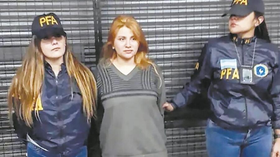 Agustina Díaz sendo presa; ela é amiga de Brenda Uliarte, a jovem suspeita de planejar o ataque contra Cristina Kirchner junto ao namorado Fernando Sabag Montiel - Reprodução/Polícia Federal da Argentina