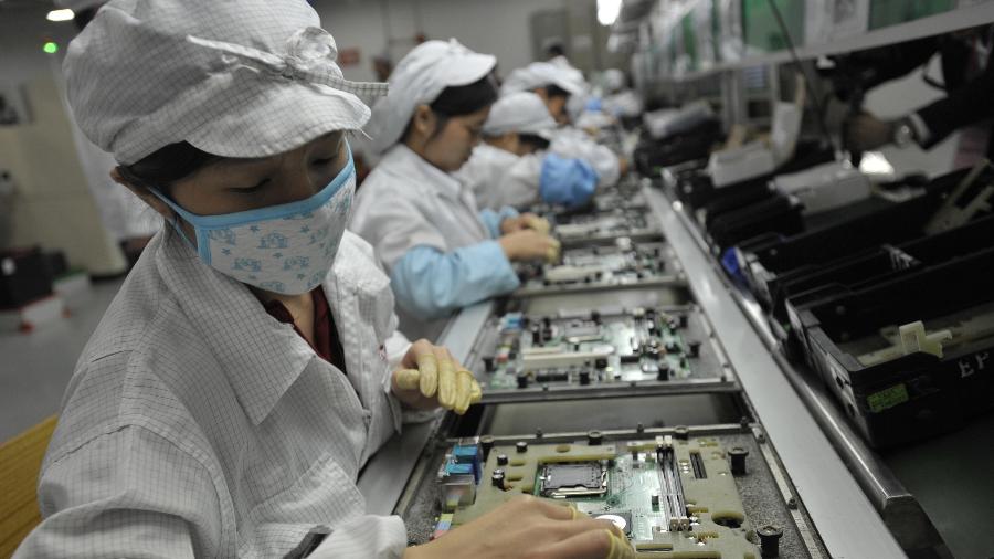 Trabalhadoras chinesas em fábrica da Foxconn na China - AFP