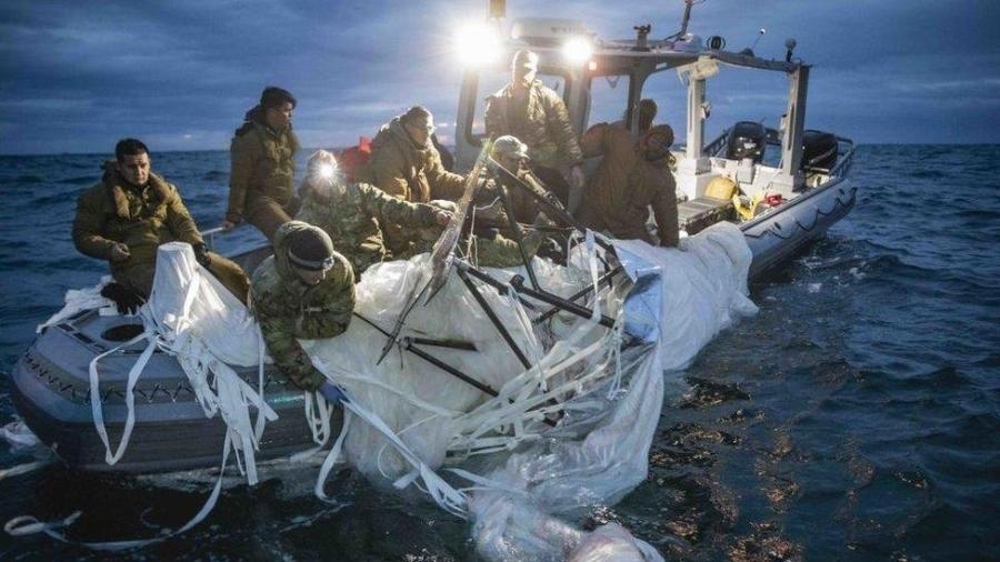 Navios e mergulhadores dos EUA ainda estão à procura de destroços de um balão abatido na costa da Carolina do Sul - Getty Images