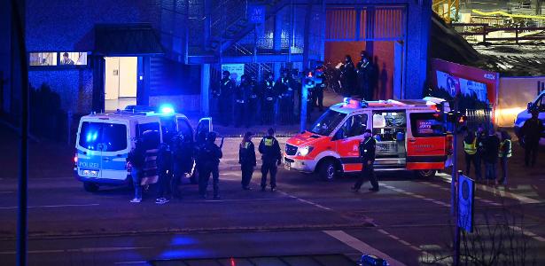 Polícia e ambulâncias perto de igreja em Hamburgo, local de tiroteio
