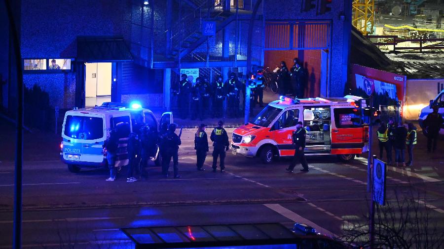 9.mar.2023 - Polícia e ambulâncias são vistas perto de igreja em Hamburgo, norte da Alemanha, local onde várias pessoas foram mortas em um tiroteio na noite desta quinta-feira - 9.mar.2023 - Jonas Walzberg/dpa/AFP