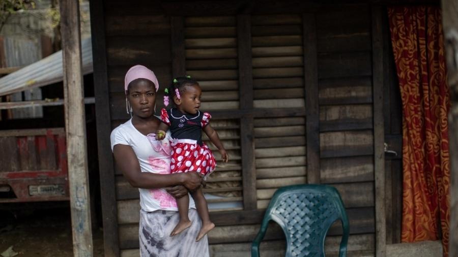 Lidna Dorfinis, proprietária de uma das casas que serão demolidas para construção de muro na fronteira entre República Dominicana e Haiti - Erika Santelices/AFP
