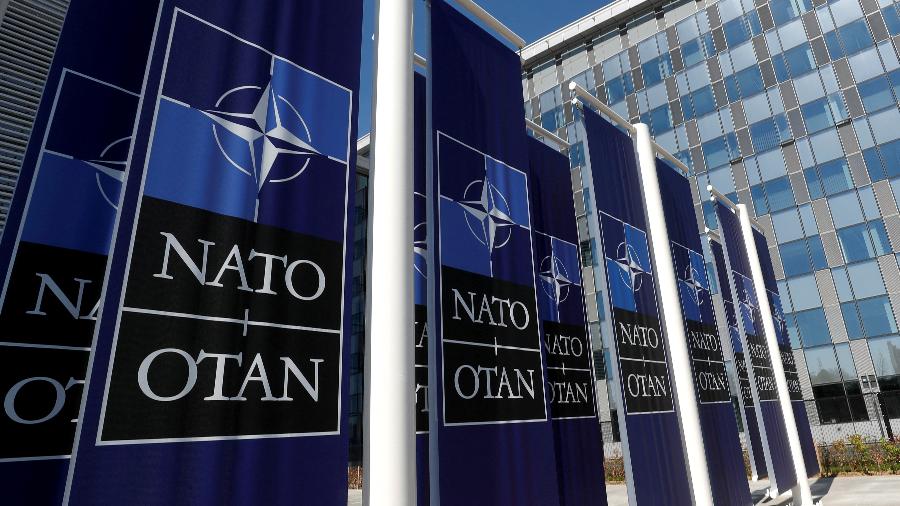 Banners com o logotipo da OTAN em Bruxelas, Bélgica
