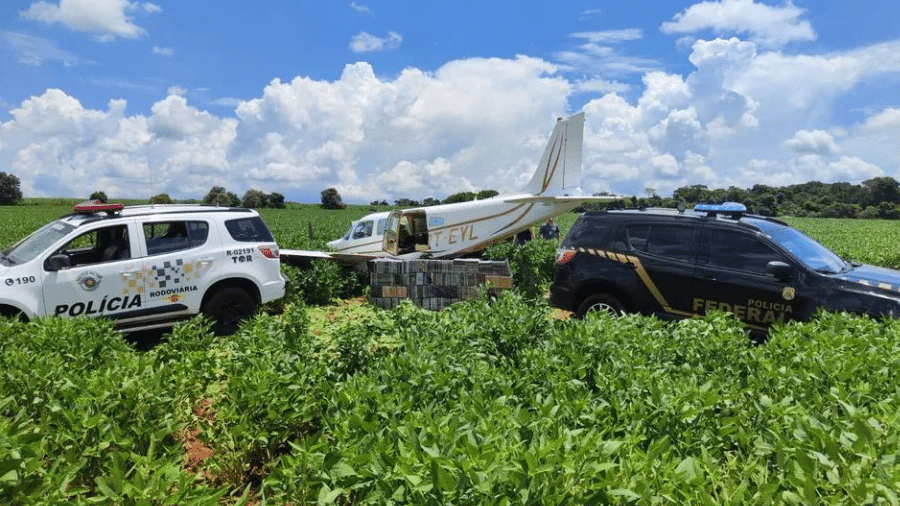 FAB cerca avião, força pouso em plantação de soja e acha carga de R$ 15 milhões de cocaína