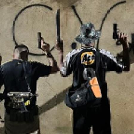 Membros armados do Comando Vermelho deixam sigla da facção criminosa na zona oeste do Rio de Janeiro