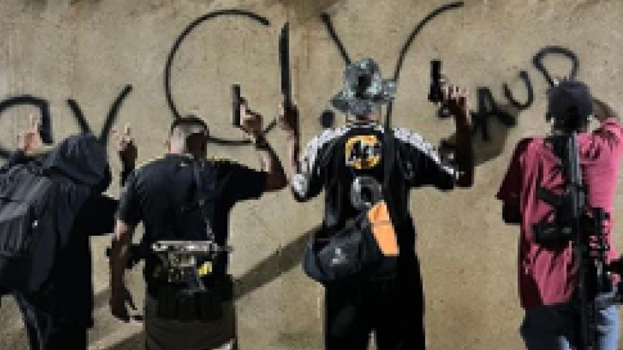 Criminosos armados do Comando Vermelho deixam sigla da facção criminosa em área ocupada pelo grupo na Gardênia Azul, zona oeste do Rio de Janeiro tradicionalmente ocupada pela milícia