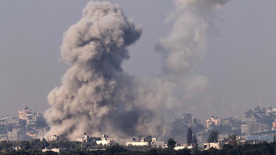 Fumaça sobre prédios em Gaza durante um ataque israelense, em 1º de novembro