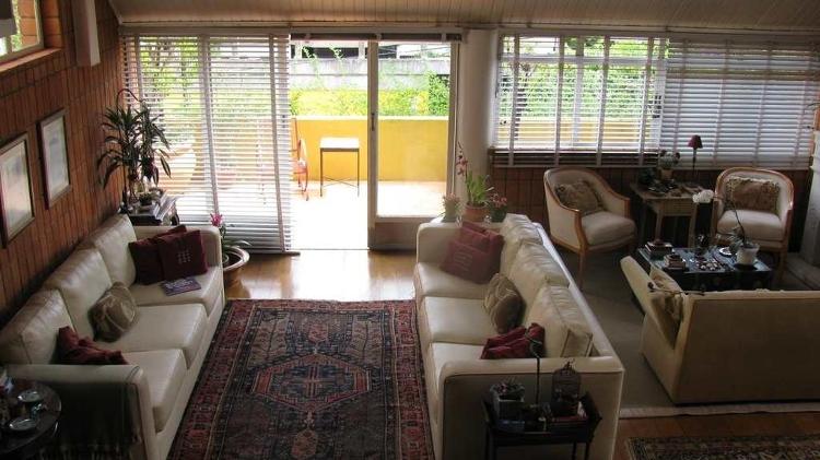 Sala de estar de uma mansão na região do bairro Morumbi, em São Paulo, próximo ao Palácio dos Bandeirantes; valor é de R$ 1,5 milhão