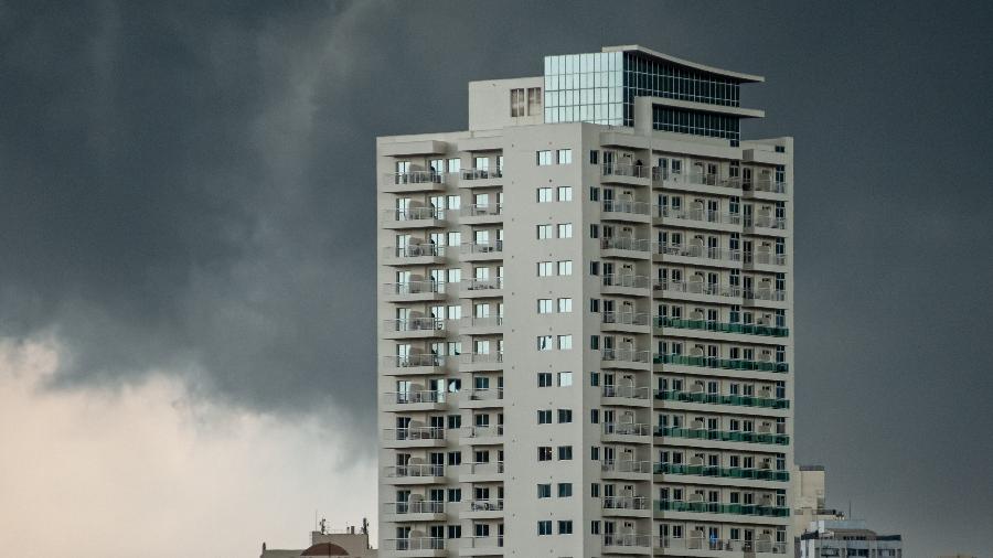 Nuvens carregadas encobrem o céu na zona leste de São Paulo, na tarde desta quarta-feira (31)
