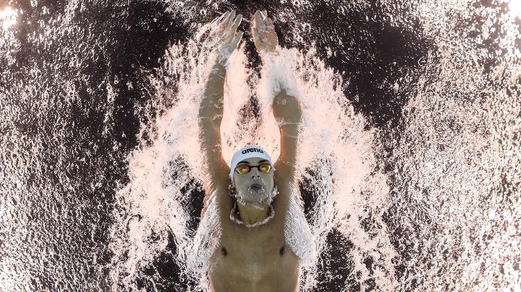 Nadador Petar Petrov Mitsin, da Bulgária, registrado dentro da água durante os 200m borboleta, nesta terça (30)