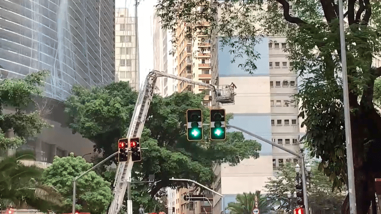 Bombeiros atuam para combater incêndio no Edifício Copan, localizado na Avenida Ipiranga, 200