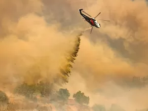 Incêndios florestais obrigam milhares a sair de casa na Califórnia