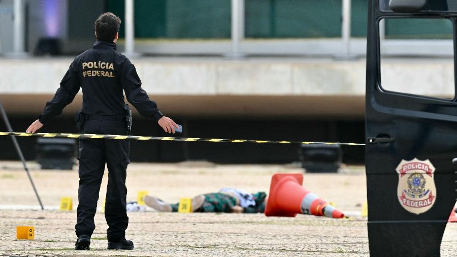 14.nov.2024 - Policiais federais inspecionam corpo de homem que morreu após detonar explosivos na Praça dos Três Poderes, em Brasília