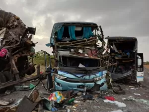 Acidente entre dois ônibus e caminhão deixa cinco mortos em rodovia na BA