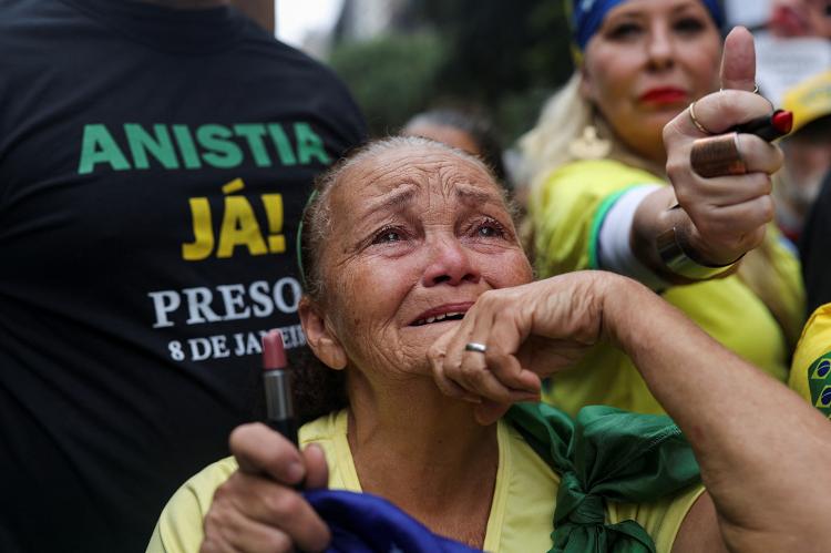Apoiadora do ex-presidente Jair Bolsonaro chora com batom na mão durante manifestação em São Paulo por anistia dos envolvidos em atos golpistas Apoiadora do ex-presidente Jair Bolsonaro chora com batom na mão durante manifestação em São Paulo por anistia dos envolvidos em atos golpistas