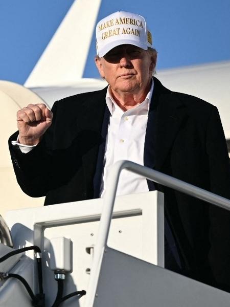 O presidente dos EUA, Donald Trump, posa para foto antes de entrar no avião presidencial, Air Force One - Mandel NGAN / AFP