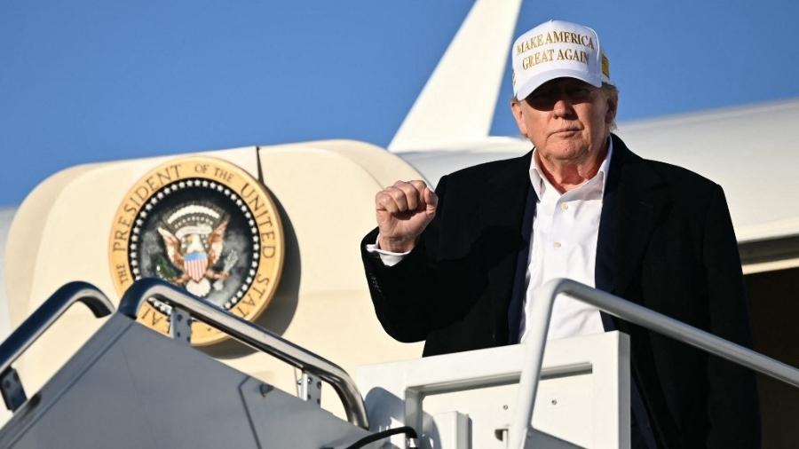 O presidente dos EUA, Donald Trump, posa para foto antes de entrar no avião presidencial, Air Force One O presidente dos EUA, Donald Trump, posa para foto antes de entrar no avião presidencial, Air Force One