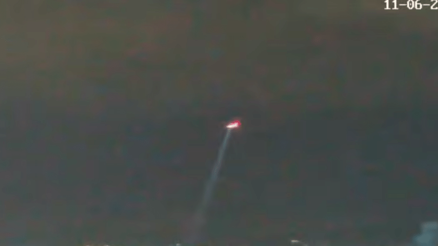 Suspeitos de controlar drones no aeroporto de Guarulhos fugiram e abandonaram a carga ao perceber a aproximação da polícia Suspeitos de controlar drones no aeroporto de Guarulhos fugiram e abandonaram a carga ao perceber a aproximação da polícia