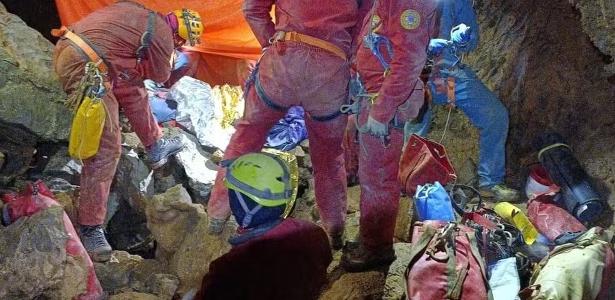 53 socorristas salvam homem preso em caverna a 120 metros de profundidade na Itália