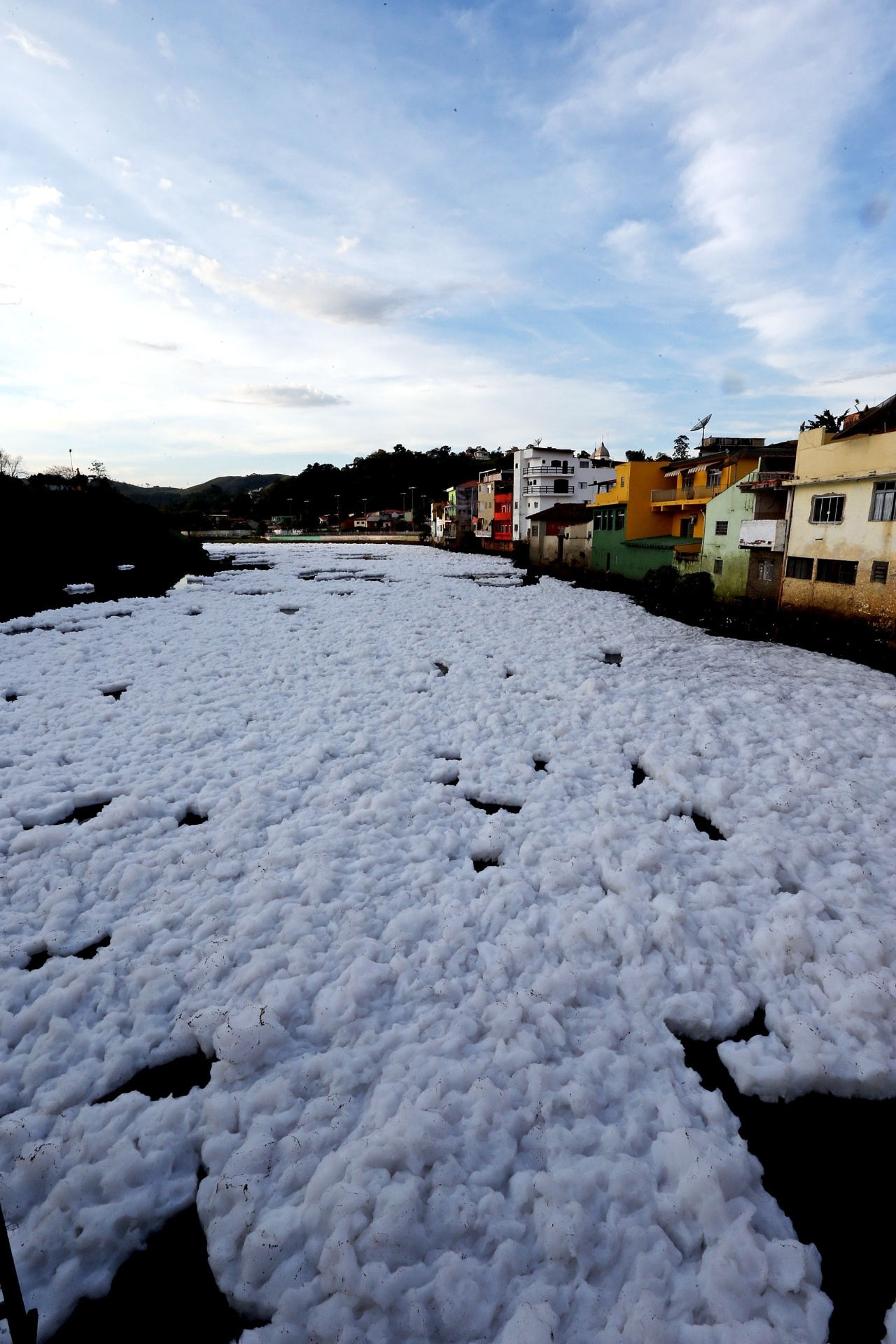 Fotos: Espuma da poluição do rio Tietê avança sobre cidades no interior ...