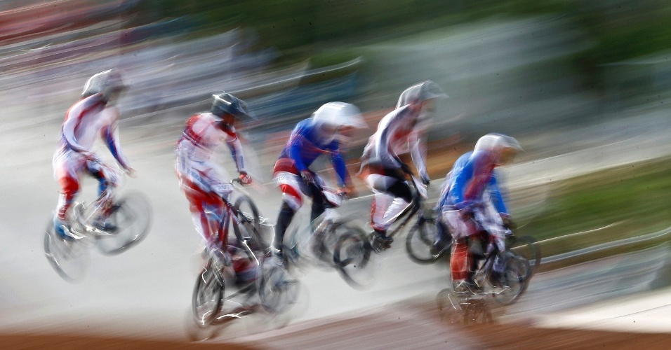 26.jun.2015 - Atletas competem durante a prova de ciclismo nos 1º Jogos Europeus em Baku, no Azerbaijão