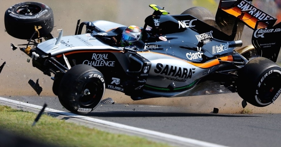 24.jul.2015 - O piloto de fórmula 1 Sérgio Perez, da Sahara Force India, sofre acidente durante os treinos livres para o Grande Prêmio da Hungria, em Budapeste