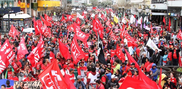 Manifestação se encerra em Curitiba - Rodrigo Félix Leal/Futura Press/Estadão Conteúdo