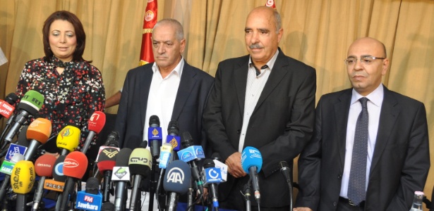 Representantes do Quarteto de Diálogo Nacional da Tunísia dão entrevistas após anúncio do Prêmio Nobel da Paz, em Túnis - Adel Ezzine/Xinhua
