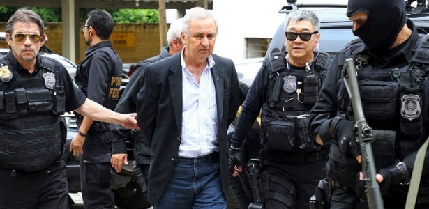 José Carlos Bumlai é levado por policiais federais - Rodolfo Buhrer/ Paraná Portal