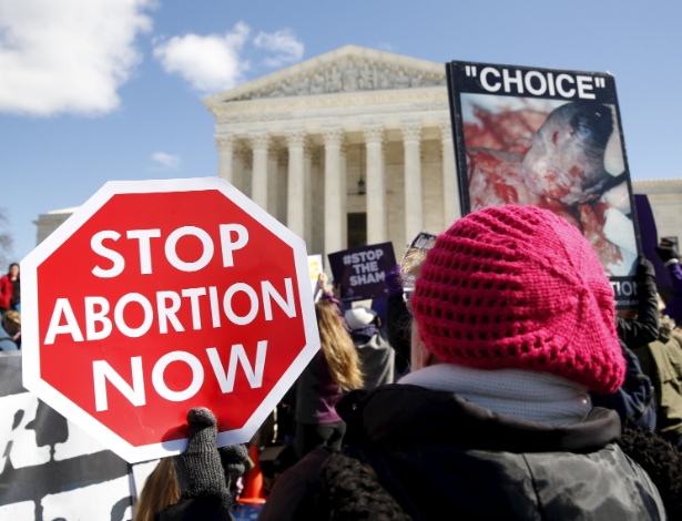 Manifestantes protestam contra o aborto na frente da Suprema Corte, em Washington DC - Kevin Lamarque/Reuters
