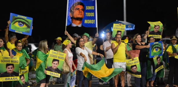 25.mar.2016 - Manifestantes se reúnem atrás do Congresso, em Brasília, para protestar contra Dilma Rousseff e apoiar a Operação Lava Jato - Fábio Rodrigues Pozzebom/Agência Brasil