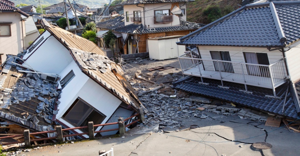 ABRIL: TERREMOTOS FATAIS NO JAPÃO - Em 14 e 16 de abril, dois terremotos sacudiram a região sudoeste da ilha japonesa de Kyushu, matando 69 pessoas. Os pré-choques atingiram uma magnitude de 6.5, enquanto o abalo chegou a 7.3, deixando muitos moradores em Kumamoto e Mashiki sem água e mais de 183 mil desalojados. Acima, várias casas de madeira, que são maioria em Mashiki, quase todas destruídas ou danificadas. Em junho a Cruz Vermelha anunciou que ainda oferecia ajuda humanitária para quase dez mil pessoas que continuavam nos centros de evacuação