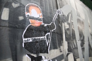Obra de Kobra era uma das oito que a Prefeitura de São Paulo tinha preservado nos muros da 23 de maio por considerar que estava em bom estado de conservação. Na pichação, Doria aparece em caricatura pintando o muro com um rolo de tinta - Renato S. Cerqueira/Futura Press/Estadão Conteúdo