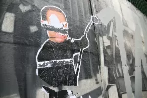 Obra de Kobra era uma das oito que a Prefeitura de São Paulo tinha preservado nos muros da 23 de maio por considerar que estava em bom estado de conservação. Na pichação, Doria aparece em caricatura pintando o muro com um rolo de tinta - Renato S. Cerqueira/Futura Press/Estadão Conteúdo