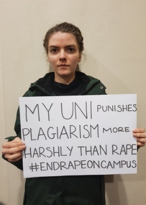 "Minha universidade pune o plágio mais duramente do que pune o estupro", diz cartaz de campanha End Rape on Campus Australia - Reprodução