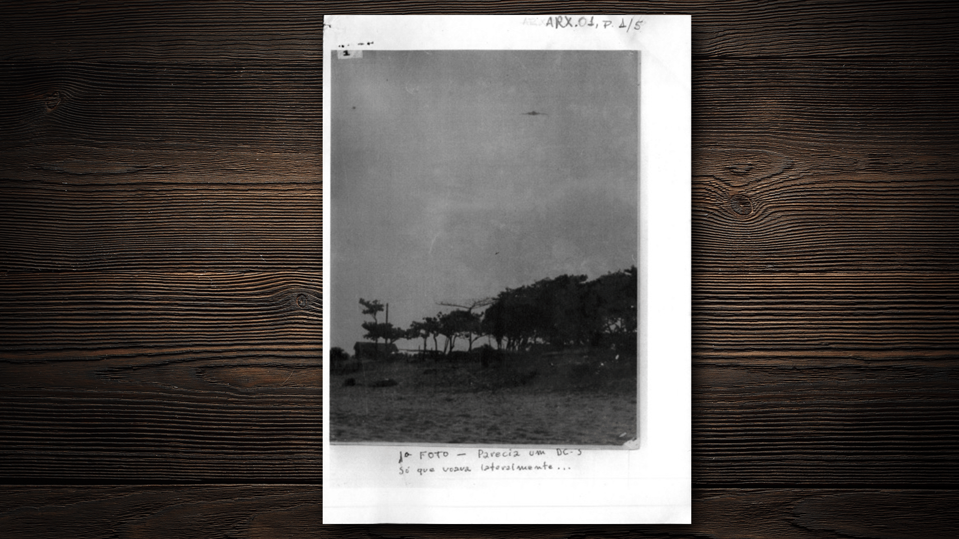 9.ago.2017 - Caso Barra da Tijuca, no Rio de Janeiro, em 1952: imagens entraram nos arquivos da Aeronáutica em 1954. Anos depois, o caso revelou-se uma fraude - Arte/UOL