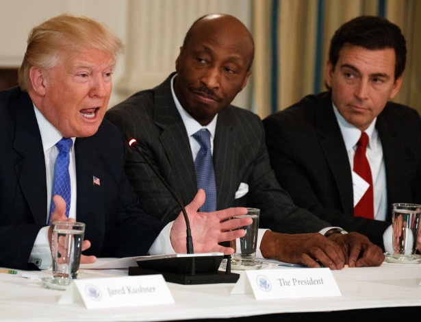 Em foto de arquivo, Donald Trump discursa em reunião do Conselho de Manufatura. Ao centro, o executivo Kenneth Frazier, da farmacêutica Merck, que renunciou ao posto - Evan VuccI - 23.fev.2017/AP