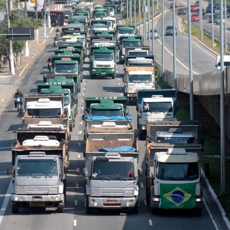 Caminhoneiros na Marginal Pinheiros, em São Paulo - Luiz Cláudio Barbosa/Código 19/Estadão Conteúdo